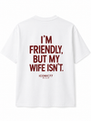 Oversized Машка Маица „I'm Friendly, But My Wife Isn't.“ | ICONIC77
